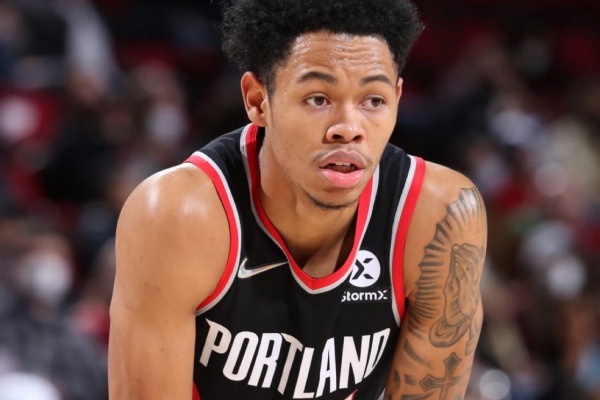 安芬尼-西蒙斯留队悬念揭晓:绿军新赛季后场火力或将升级 安芬尼-西蒙斯留队悬念揭晓:绿军新赛季后场火力或将升级